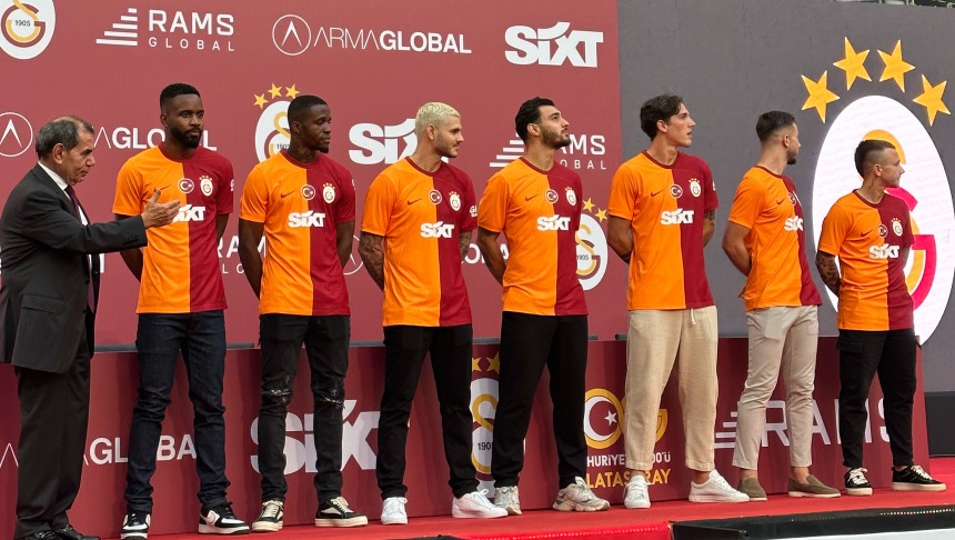 Galatasaray Yıldızlarına İmza Attırdı