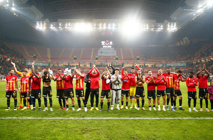 Galatasaray Lige Mağlubiyetle Döndü