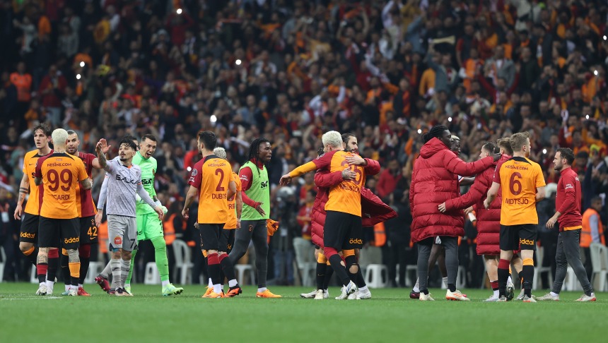 Beşiktaş Şampiyon Galatasaray'ı geride bıraktı